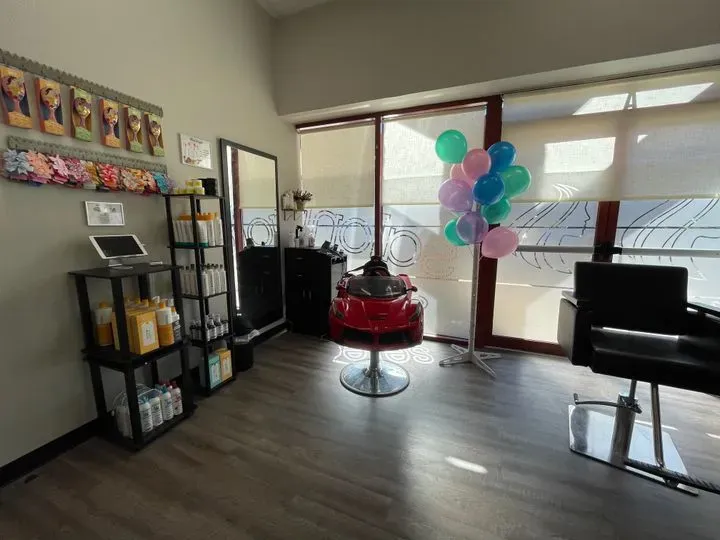 https://cdn.salonspotlight.com/photos/oFWqh5hDOwEIsGUMC6J1/d248b58c-1d80-44d3-8da6-2e3fab420563_720x720