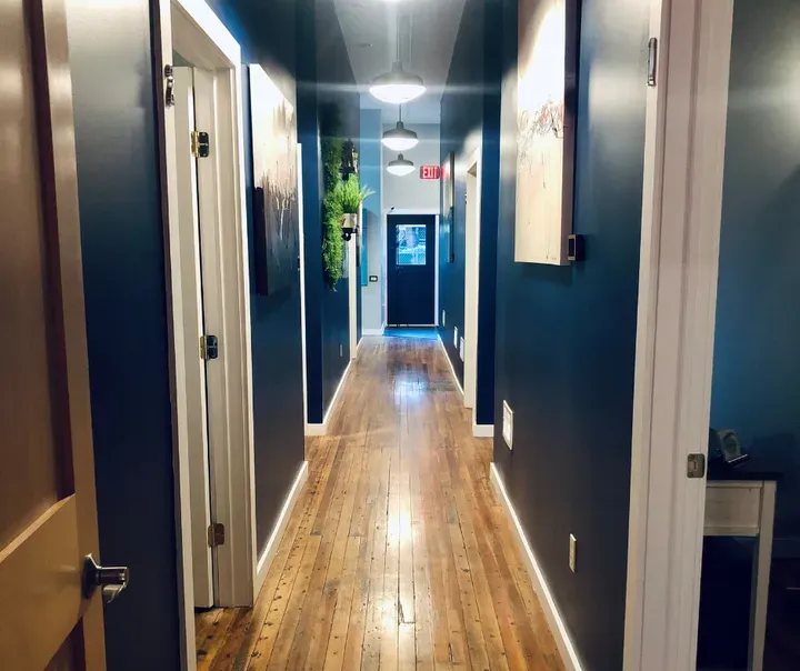 https://cdn.salonspotlight.com/photos/oGJpsVyTnLZVOxg041Rx/2a2f5c17-ce1f-4a9d-bcdf-54b2d53b8041_720x720