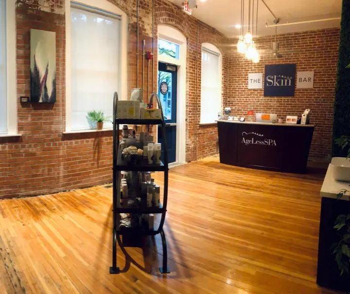 https://cdn.salonspotlight.com/photos/oGJpsVyTnLZVOxg041Rx/572cbc15-76de-423b-8b01-521e97a97378_720x720