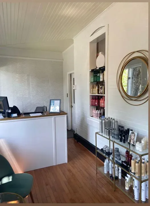 https://cdn.salonspotlight.com/photos/oH2S73FfSdaLOSjMSWte/1164aa13-9a2b-4efe-aab8-c07d8d9302a1_720x720