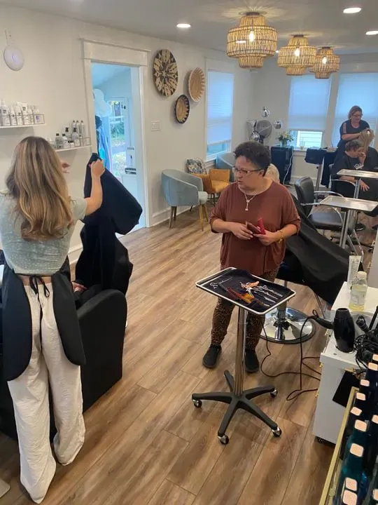 https://cdn.salonspotlight.com/photos/oH2S73FfSdaLOSjMSWte/80f599b9-a317-4ac9-a91d-f200b712b474_720x720