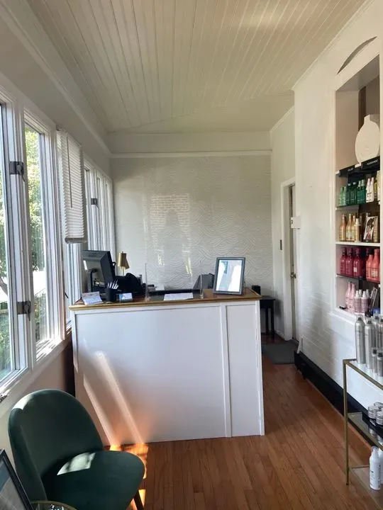 https://cdn.salonspotlight.com/photos/oH2S73FfSdaLOSjMSWte/8db1fbb4-1069-4b97-a534-99f2481fb460_720x720
