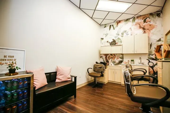 https://cdn.salonspotlight.com/photos/oHpbYdqOvD9AbT6W15Zb/6f2bcacf-94fc-433e-aa81-f7e6bdfd6b19_720x720