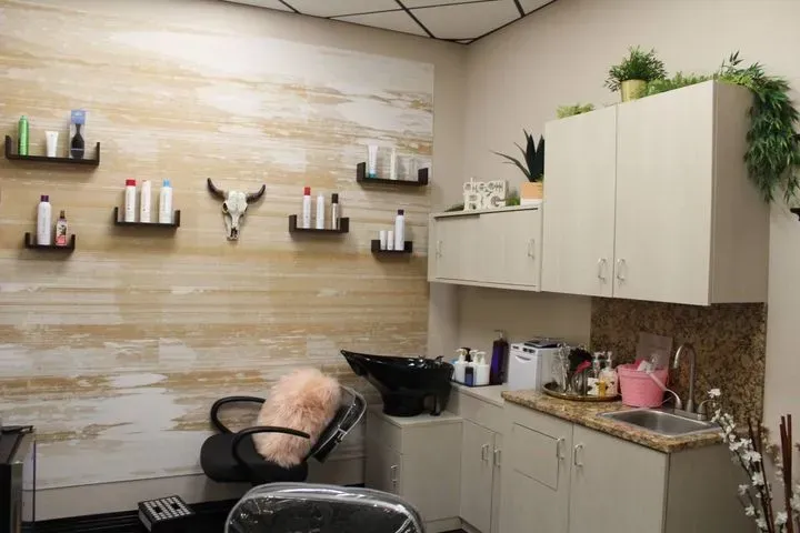 https://cdn.salonspotlight.com/photos/oHpbYdqOvD9AbT6W15Zb/b824809b-72c3-41de-8e5f-bf1baa3fc4c2_720x720