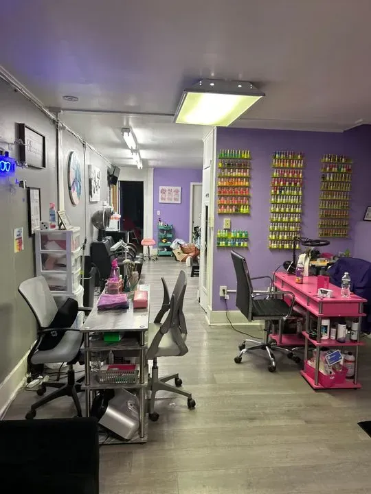 https://cdn.salonspotlight.com/photos/oHsdDzBqu3OpG3oQ2H0N/5dd047f5-6384-4cda-9de6-18b2b55458a7_720x720