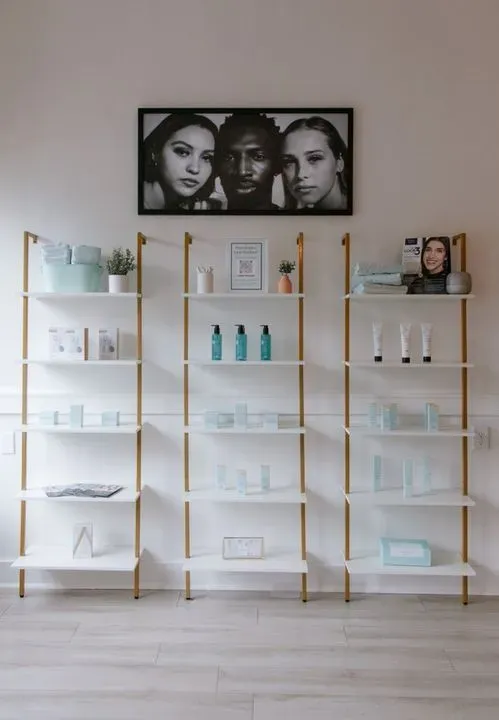 https://cdn.salonspotlight.com/photos/oIGISoagHdQd20664Loe/01ec167b-76bb-4375-bd68-b4be89a58e04_720x720