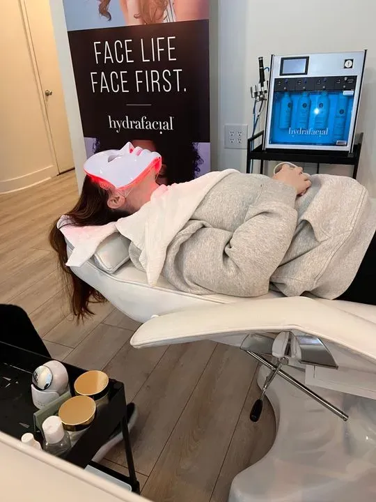 https://cdn.salonspotlight.com/photos/oIGISoagHdQd20664Loe/34fc0eb3-84fc-42cd-bea4-a0a3c808aad6_720x720