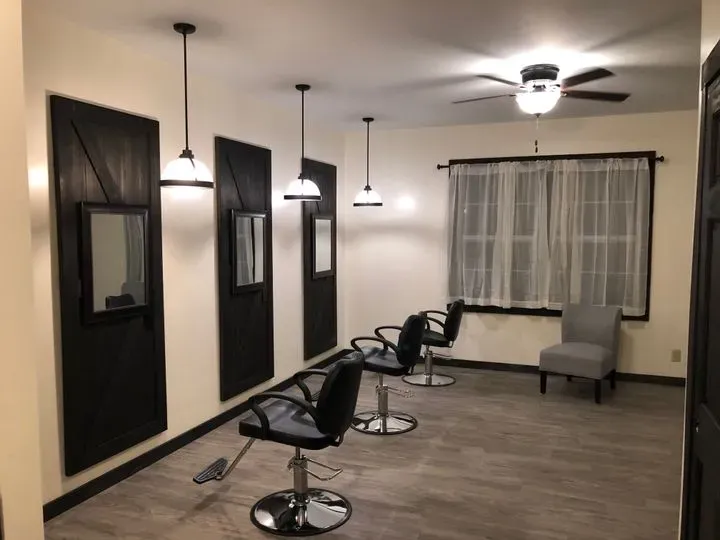 https://cdn.salonspotlight.com/photos/oJ2CNiLUKq16GksSO0ZT/f88fe9e5-b11f-4c47-ad7d-11180931276f_720x720