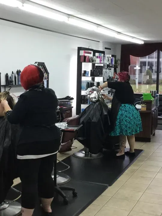 https://cdn.salonspotlight.com/photos/oKe21yR3yOaVlVNS5QqI/2837372e-8c88-4113-9395-99b3b1549e9d_720x720