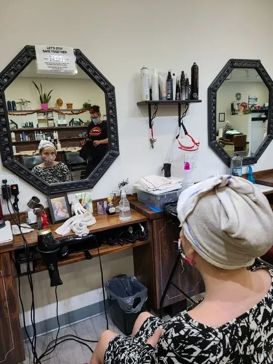 https://cdn.salonspotlight.com/photos/oKe21yR3yOaVlVNS5QqI/889e2795-4d37-4f56-a93c-c72ed3b6eda2_720x720