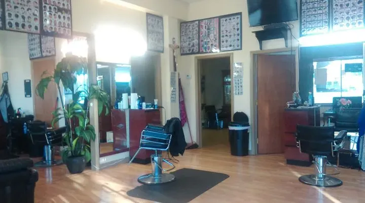 https://cdn.salonspotlight.com/photos/oKmIhWB9yMX4MjqctVoe/f3aaa48f-36c6-491d-b7fb-2761e4fd9e8e_720x720