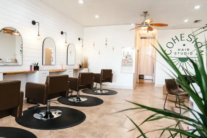 https://cdn.salonspotlight.com/photos/oLPBL0gs7EuccpF0NNJi/3fd88d47-c928-4b2b-be39-b3c23b9e407a_720x720