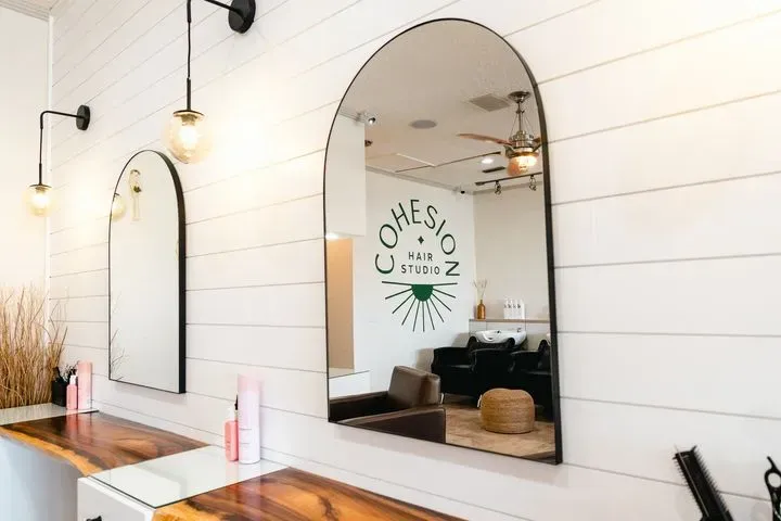 https://cdn.salonspotlight.com/photos/oLPBL0gs7EuccpF0NNJi/b5632fac-8853-4c98-860c-a3af46fefcf8_720x720