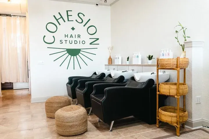 https://cdn.salonspotlight.com/photos/oLPBL0gs7EuccpF0NNJi/d2d3a93d-d910-422a-9bea-04669ed5c111_720x720
