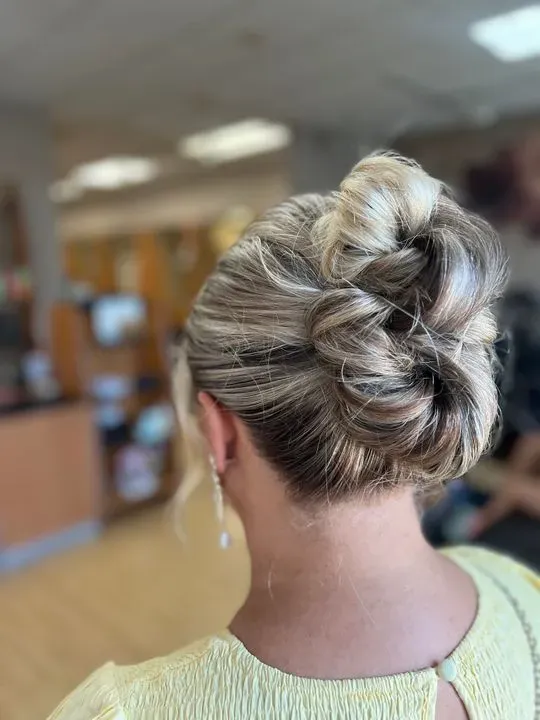 https://cdn.salonspotlight.com/photos/oNvnsAxkoI37QdNDIvMc/9ea80c6d-fcde-4ed7-a5df-d3437375c047_720x720