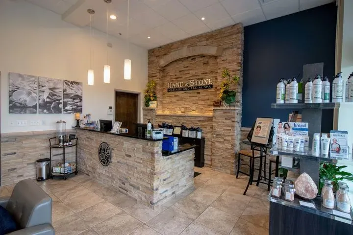 https://cdn.salonspotlight.com/photos/oO5n5L0F9IFxxboQfoiB/c1c8ec09-f6ac-4eeb-89d6-9166b39c665e_720x720
