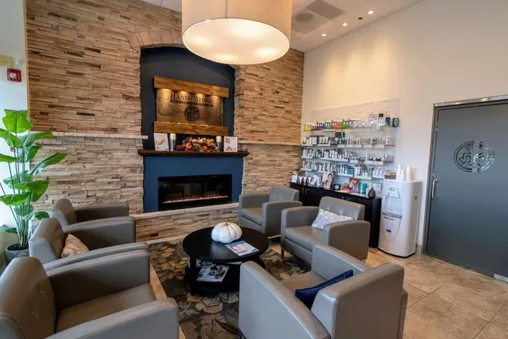 https://cdn.salonspotlight.com/photos/oO5n5L0F9IFxxboQfoiB/d0827c18-9f78-45b7-9af1-a11bc67546e7_720x720