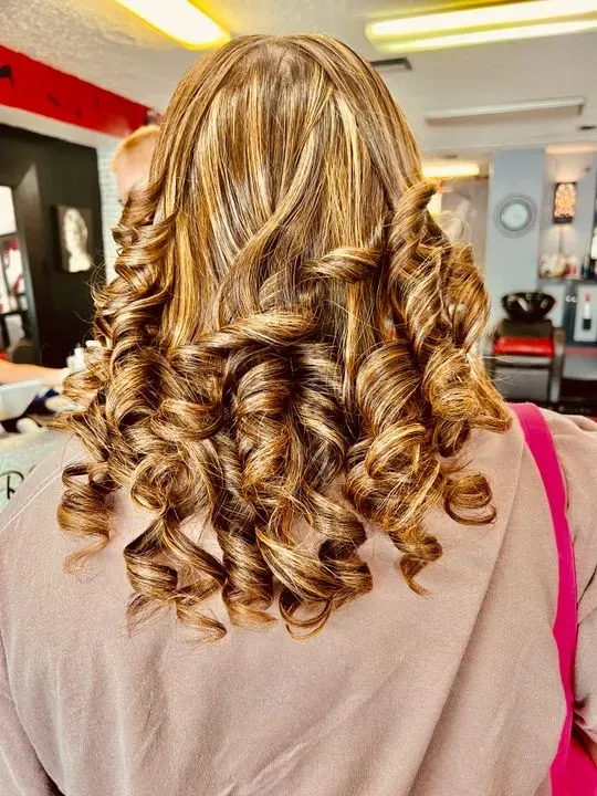 https://cdn.salonspotlight.com/photos/oOpk94f9lQ5TYGsySOtP/fd5f57ff-9a81-4999-b2a4-a5fe1fe6317d_720x720