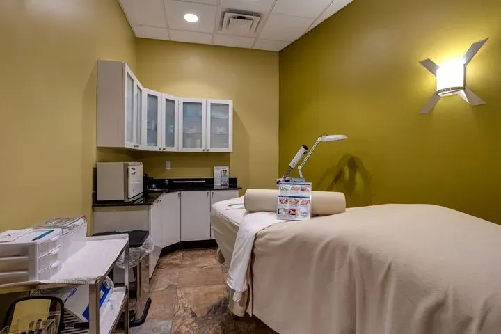 https://cdn.salonspotlight.com/photos/oPn8S4dDIkwtsA1CtU5W/e92b596e-f76c-47d7-a893-43ba9ee5b39a_720x720