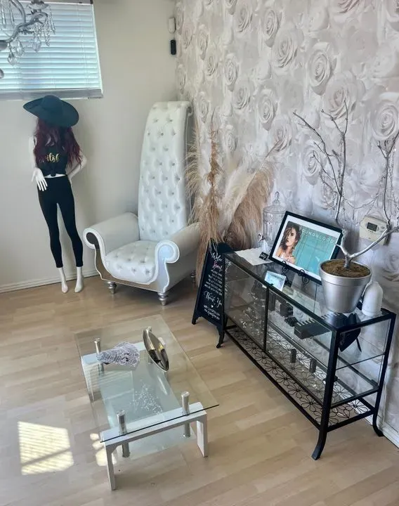 https://cdn.salonspotlight.com/photos/oQ2qkhQA1kw5rZz1DlvG/4de35620-19ca-445f-aa01-2903e230e8f0_720x720