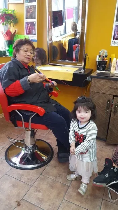 https://cdn.salonspotlight.com/photos/oTly3MrBTntl79tx1vkc/c4e3fb35-5946-4a97-b831-359dbd80648a_720x720
