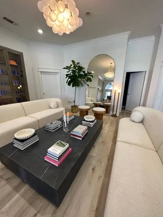 https://cdn.salonspotlight.com/photos/oVH1HxzHhxFu5osPt50b/f10b79a9-6d2a-4d38-94f7-6a7484334b11_720x720