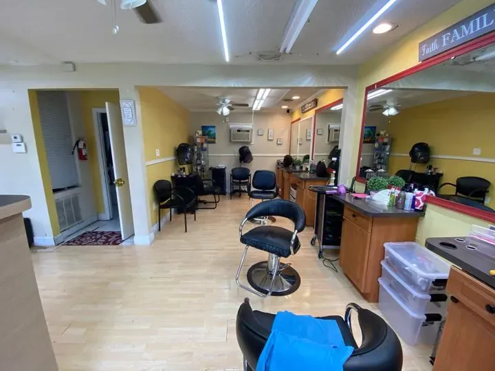 https://cdn.salonspotlight.com/photos/oXZ8sZ4dgdgMAVVfOCHd/1e94c149-97c5-4328-8fa1-639f1ff5fa42_720x720