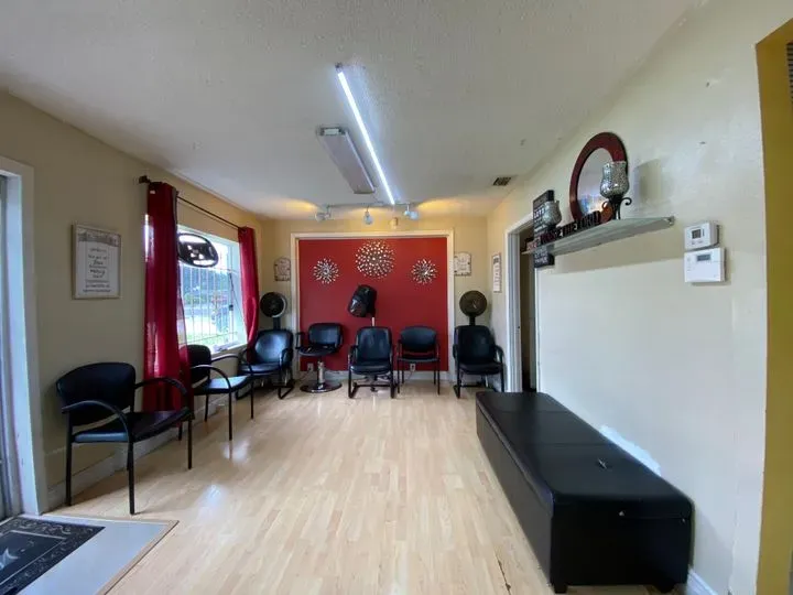 https://cdn.salonspotlight.com/photos/oXZ8sZ4dgdgMAVVfOCHd/b2ab2f62-53f5-455c-b673-7ce367b205ba_720x720