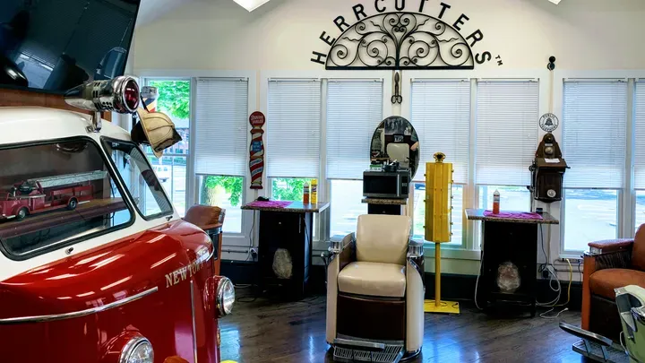 https://cdn.salonspotlight.com/photos/oaH34HTmoJippLMnKQG3/141c8814-e7fe-46e9-815b-34ee61c54f81_720x720