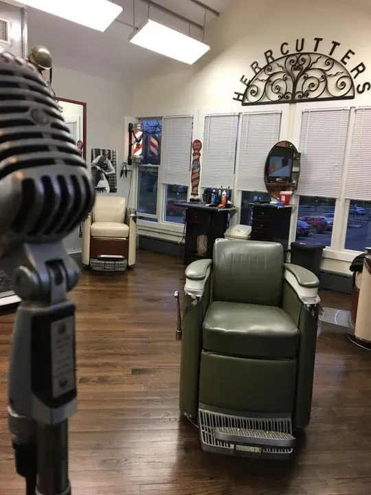 https://cdn.salonspotlight.com/photos/oaH34HTmoJippLMnKQG3/24d373f6-4e4f-430d-8547-052b1e882331_720x720