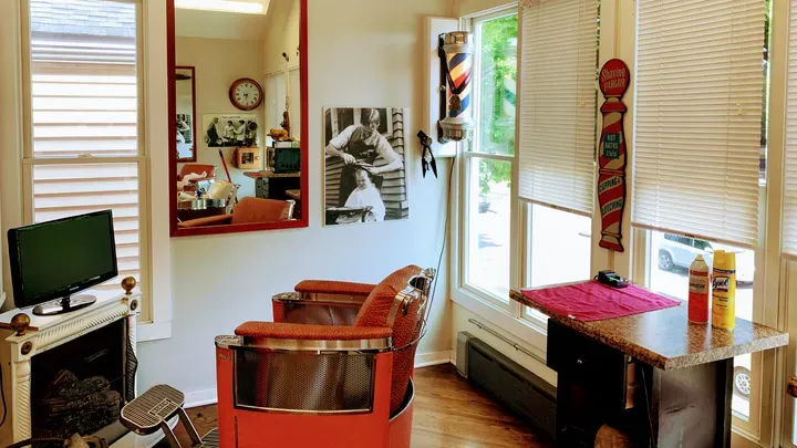 https://cdn.salonspotlight.com/photos/oaH34HTmoJippLMnKQG3/4c012dc2-6e55-4c3f-bb48-22a467d17c9c_720x720