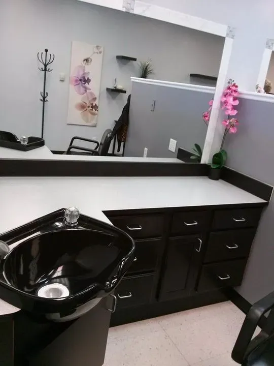 https://cdn.salonspotlight.com/photos/oaPrwltoVinMnJwbbuBI/dcd4aced-2237-41d8-b494-1fcf6d08f4ed_720x720
