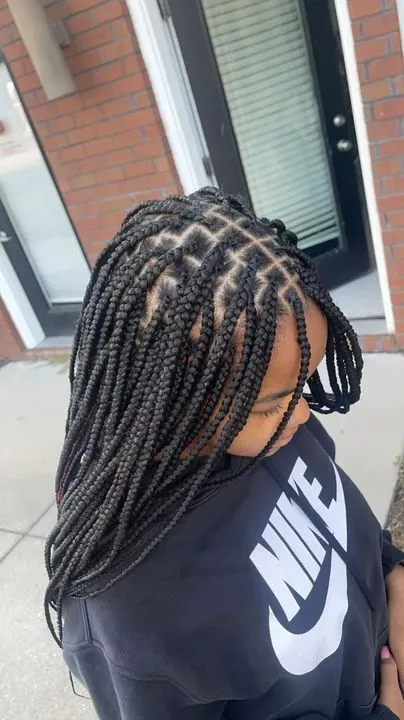 https://cdn.salonspotlight.com/photos/obzQia7zUBBLZjcCpEMs/1c552fc2-b1d8-4446-8b7e-7dcaffb74d5c_720x720