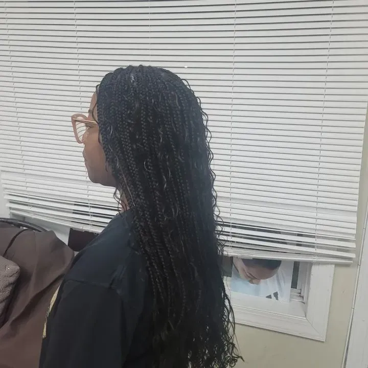 https://cdn.salonspotlight.com/photos/obzQia7zUBBLZjcCpEMs/45704308-9fdb-43cd-a5dd-aaae6a40d053_720x720