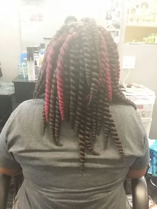 https://cdn.salonspotlight.com/photos/obzQia7zUBBLZjcCpEMs/f18258f4-7027-43af-b175-57e45357a15c_720x720