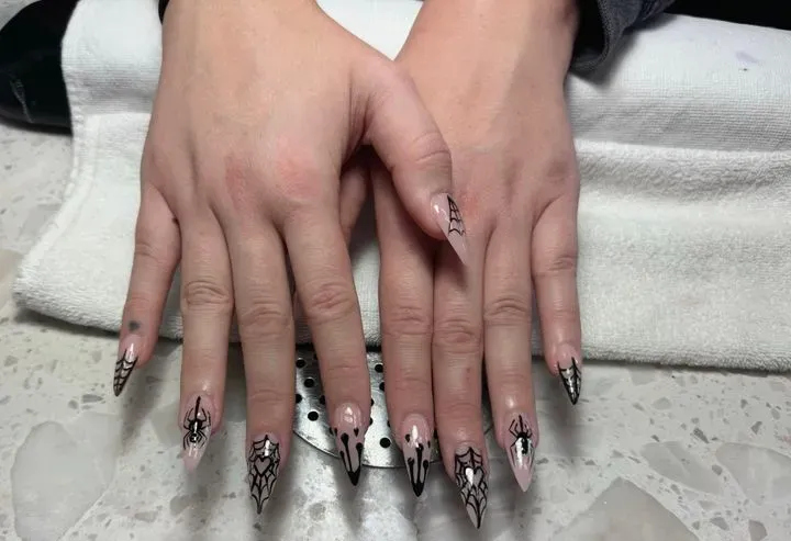 https://cdn.salonspotlight.com/photos/od3hB757hrsyHj5HMDKE/1675772b-6cfc-4408-8a2a-cc23caacad9e_720x720