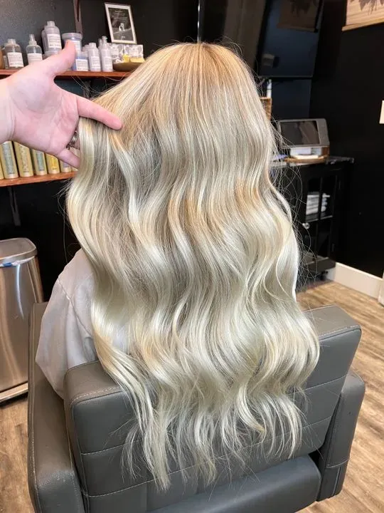 https://cdn.salonspotlight.com/photos/odlgM1yUNx5GUNzNENaS/3d26fab7-d9b4-44e3-ad47-f9ab66c08b8f_720x720