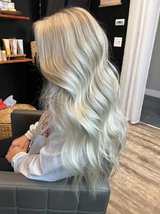 https://cdn.salonspotlight.com/photos/odlgM1yUNx5GUNzNENaS/d4727aae-d352-4c9c-96f9-b1bad82760ae_720x720