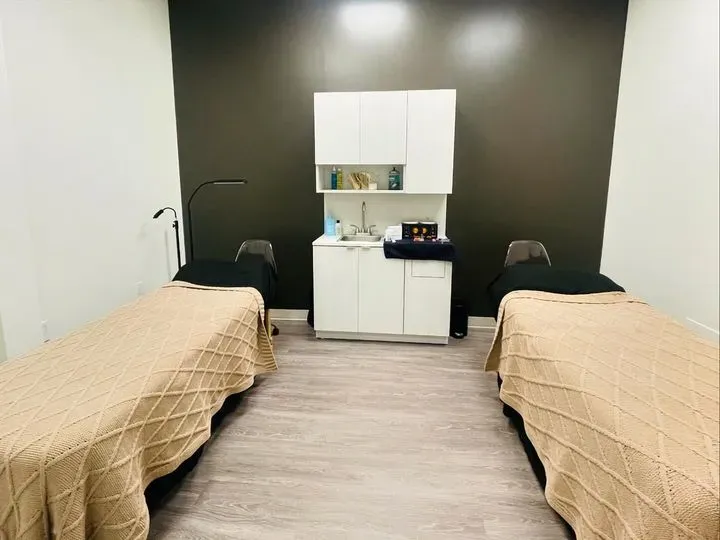 https://cdn.salonspotlight.com/photos/oednLV5EflIIX5HaEGNH/af7596d0-350d-4575-9b85-0ea8a543a58d_720x720