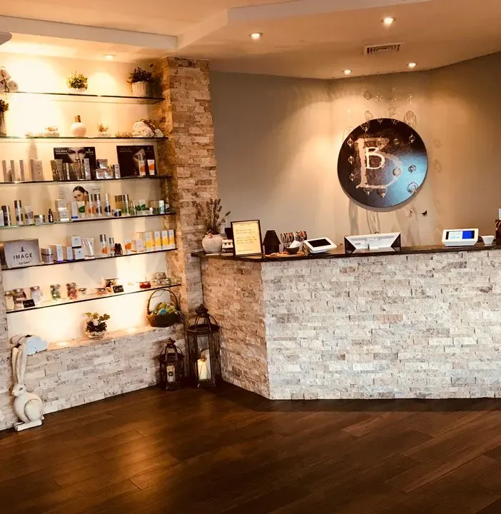 https://cdn.salonspotlight.com/photos/ohvxjJkg6cU4EbmEc0zi/c12cd4a3-77a0-4f51-9b19-c5eedf1cc9ed_720x720