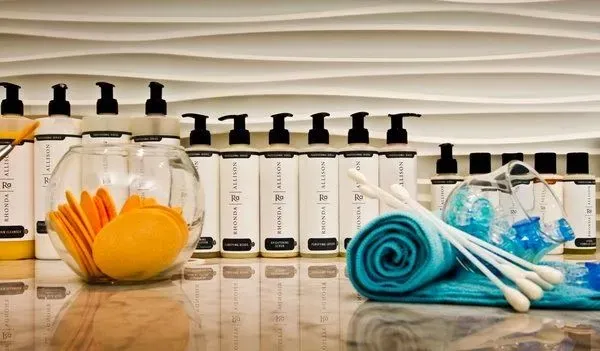 https://cdn.salonspotlight.com/photos/ohvxjJkg6cU4EbmEc0zi/d2cfb26c-9d3b-49e9-8c99-eeb5bc439b66_720x720