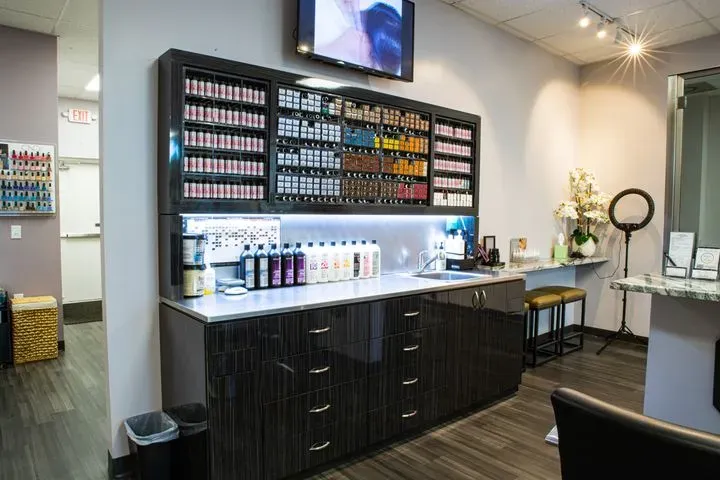 https://cdn.salonspotlight.com/photos/okBHL90rwIlPferk6cGH/1b93652c-94a5-44c3-a1cd-e4627f3df3e1_720x720