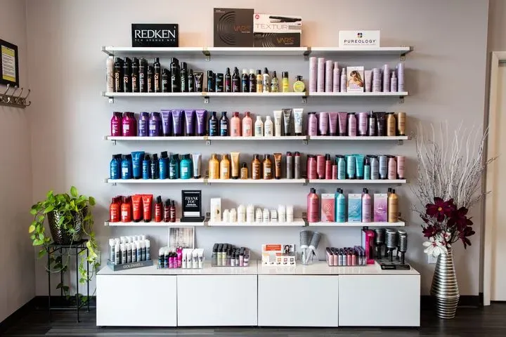 https://cdn.salonspotlight.com/photos/okBHL90rwIlPferk6cGH/6f521763-c791-44ca-af0d-e73c3f5631b9_720x720