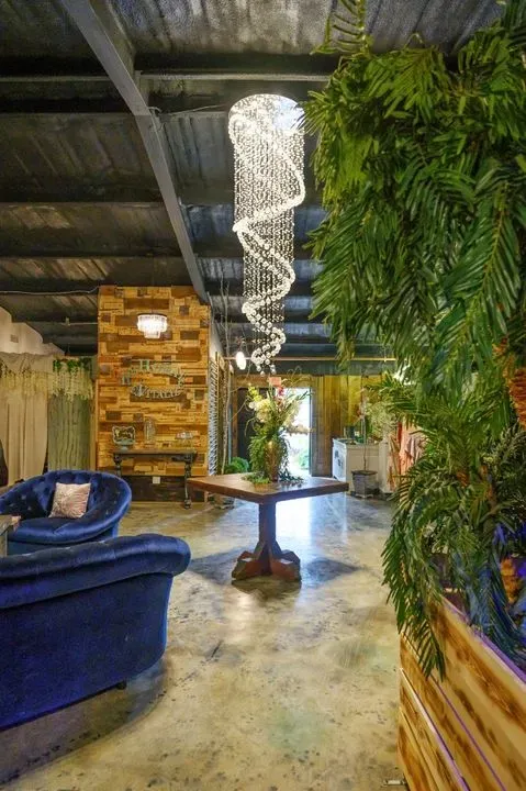 https://cdn.salonspotlight.com/photos/okIYqhHeOepaUs4Hv15E/a6db12a0-52b1-47d0-91e2-79a4f5cea87d_720x720