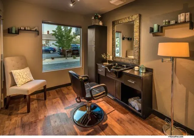 https://cdn.salonspotlight.com/photos/omw9zFVVjfOz8oqOfulc/0f95523e-b683-4b22-8fa2-1ed4f48e576a_720x720