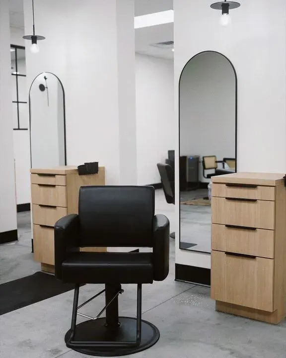 https://cdn.salonspotlight.com/photos/ooCEN0nkMPjVAr5k9O6K/401b35b2-b53b-48cb-8d3a-a49fd40f140f_720x720