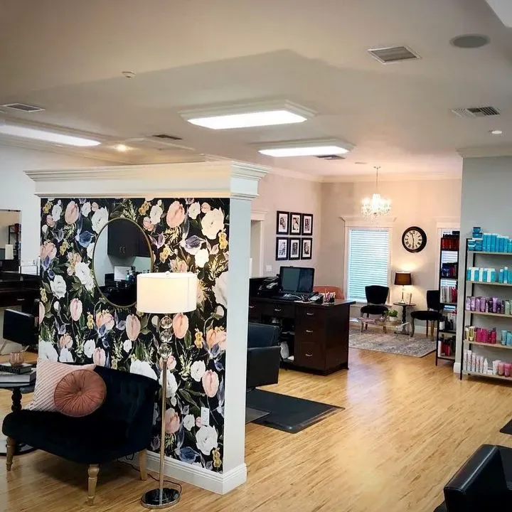 https://cdn.salonspotlight.com/photos/ooCEN0nkMPjVAr5k9O6K/ecca6dfe-a3cb-4a97-8419-1394a6485e0f_720x720