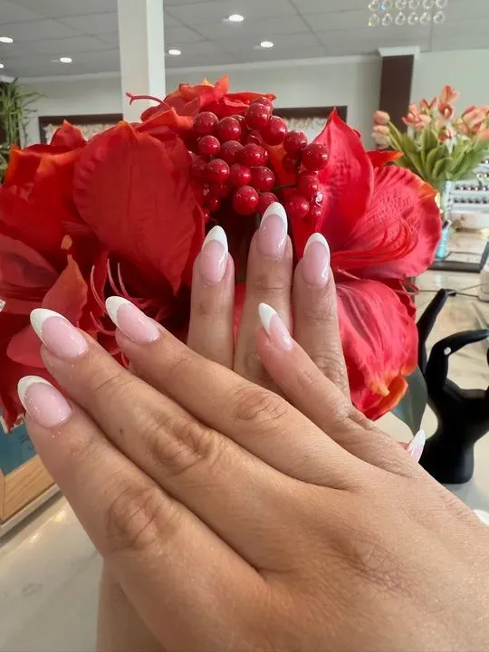 https://cdn.salonspotlight.com/photos/oqdFoAoisiXrlFr8QW1J/f0cd8fb0-3bc7-41c0-8a7a-9e8e19ca619a_720x720