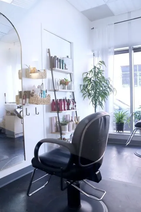 https://cdn.salonspotlight.com/photos/orZavlstmZ6Y7YqAry7X/f12aaec2-b665-4c8e-aa5b-e59055e74639_720x720