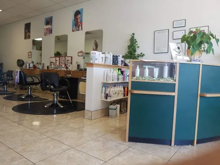 https://cdn.salonspotlight.com/photos/otgeWjw4ZH3H2QzULBLk/27c7ce54-ddac-4f4f-9aca-9420a32ad34a_720x720